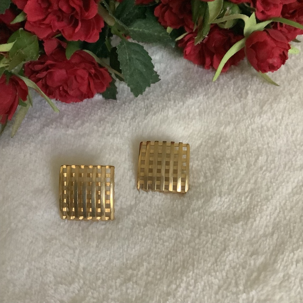 Vnt. Avon Pierced Gold Earrings - Picture 5 of 6